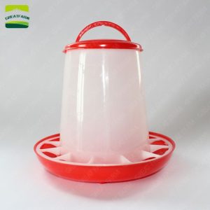 Multi-capacity poultry feeding bucket